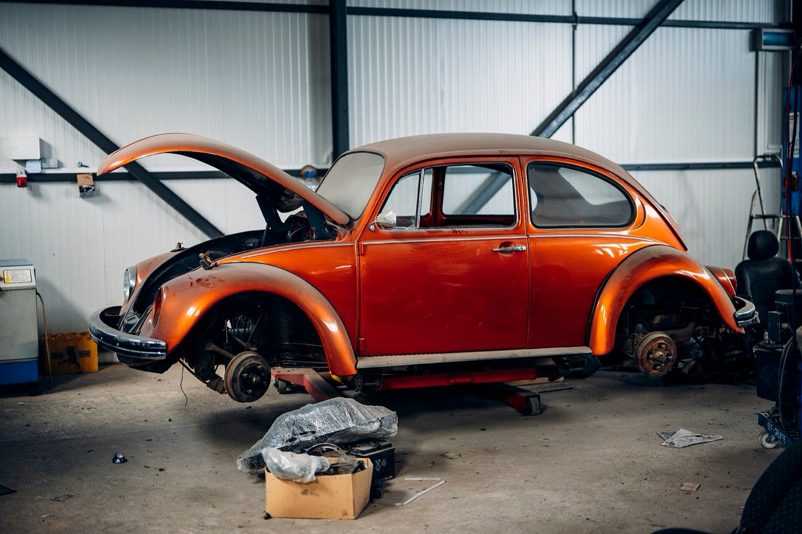 Automobilis ant keltuvo remonto dirbtuvėje